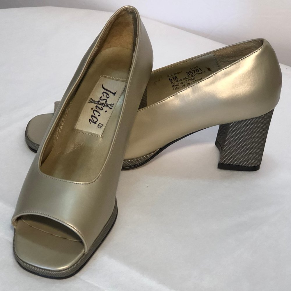 NWOT Ladies Gold Open Toe Shoe Size 6 M Jessica